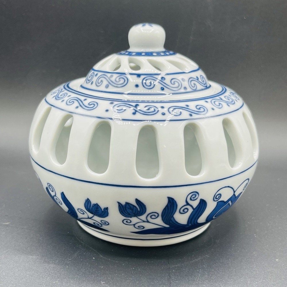 Vintage BOMBAY CO-Chinoiserie Blue & White Pierced/Reticulated Potpourri Holder